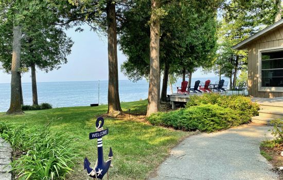 “Peaceful and right on the lake shore… we were privileged to see a beautiful sunset. All in all, a terrific stay.” Kenneth S (October, 2025): 