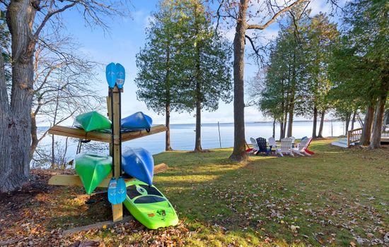 "The waterfront view is beautiful and peaceful... only about 15 minutes from town and from a state park." Jaclyn L (Sep 2025)