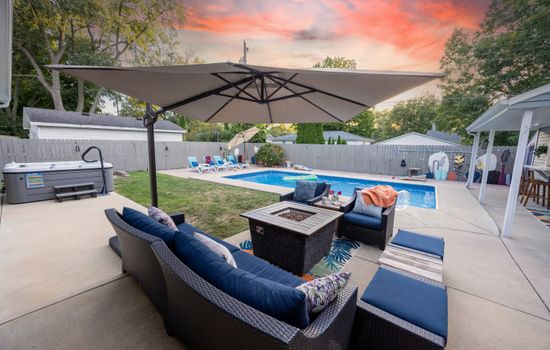 Lounge seating | Umbrella