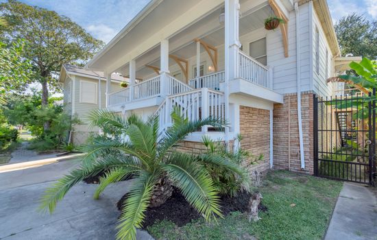 Cute location in the center of all Galveston has to offer welcomes you for your stay of fun, sun, beaches, and more.