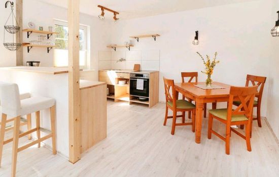 2-4 Personen mit Hund