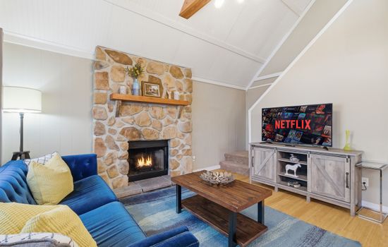 Living room with propane fireplace, Smart TV. Central cool/heat - Serhii Chalet Pocono