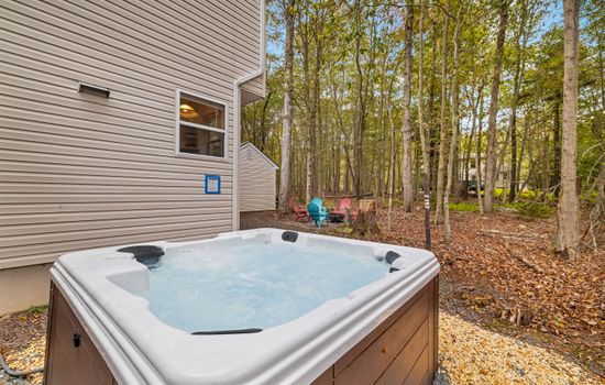 Outdoor hot tub in backyard - Poconos - Serhii Vacation Rentals