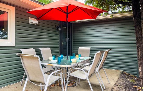 Dinner al fresco, cottage-style