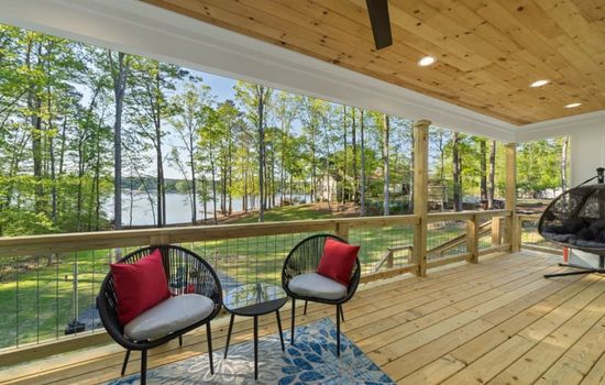 Modern Lakefront: 2 Kings + Private Putting Green