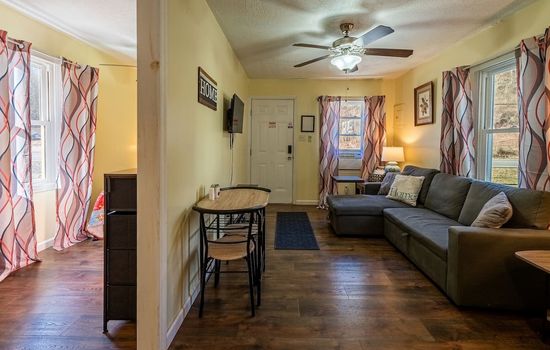 Quaint Cabin By The Creek Privat