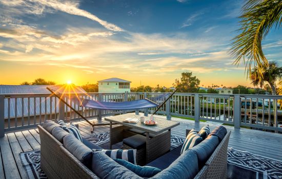 Sunrise views! Stargaze on the upper deck. Sip morning coffee in paradise.