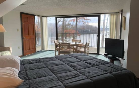 Wake up to our Master bedroom stunning lake views from the comfort of your bed! Enjoy a quiet breakfast on the balcony, just few steps from your room.