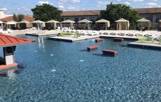 Enjoy access to six pools and nearby lakefront attractions