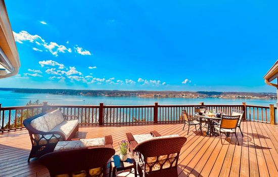 Unwind on the spacious deck with breathtaking 180-Degree Panoramic views of the main channel and iconic lake locations, perfect for sunrise or sunset moments.