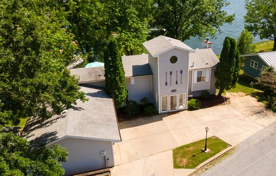 Only a few steps to the water