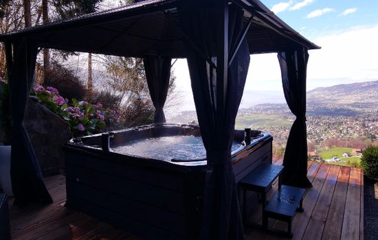 Jacuzzi with view of Lake Geneva and Montreux la Riviera