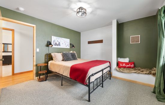 Bedroom 3 - queen bed with slope views (Upper level)