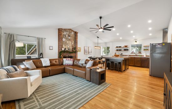 Cozy up in the living room - views of the slopes