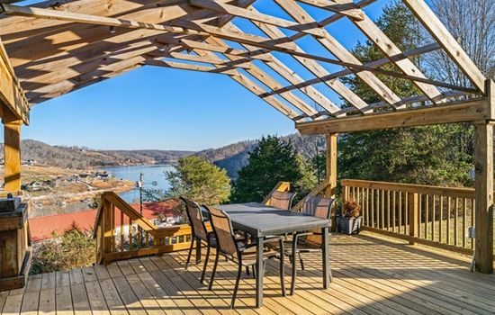 Lakeview GEM with boat slip 3 bedrooms sleeps10