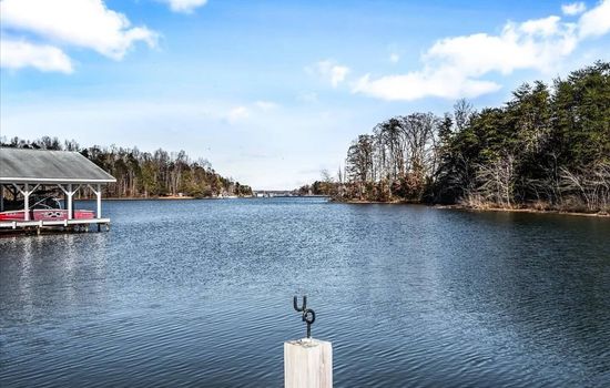 Sunshine Daze – Your Perfect Lakeside Getaway