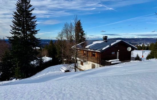 Le chalet avec les pistes en contre-bas