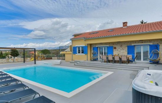 Villa RE with heated pool and spa
