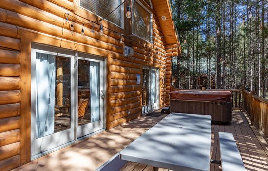 Unwind with a private hot tub and enjoy meals at the picnic table!