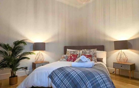 Spacious 2BR Ground-Floor Flat w/ Free Parking | Palmers Green