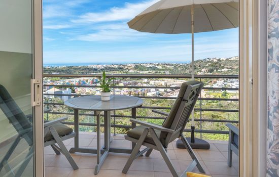 "Elena 2" mit Blick auf das Wasser