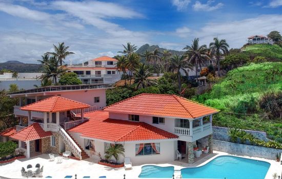 mit Blick auf das Wasser