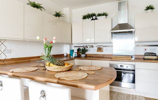 The Riverside Haven – City Centre + Parking