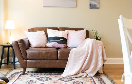 Victorian Elegance:Spacious Duplex, Prime Location