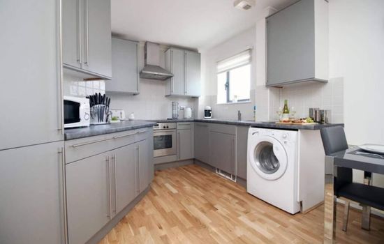 High Street Hideout:2BR Flat Steps from Everything