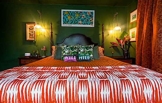 Love suite king size bed. Quynce bamboo luxury bedsheets & down comforters, down pillows