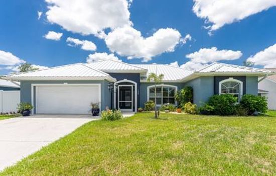 Welcome to this spacious home and lovely gardens under the Florida sun. 