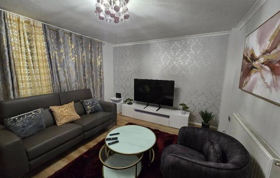 Hornchurch Cozy 2-Bed Flat with Street Parking
