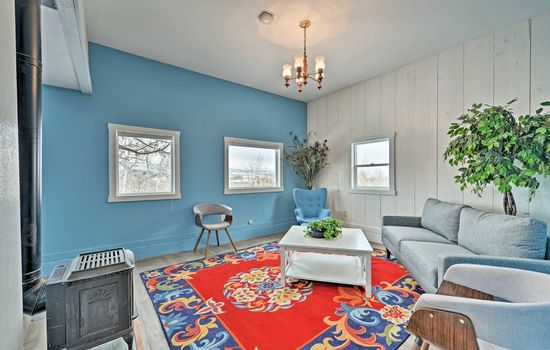 Wind River Quarters: Welcoming living area for friends or family to spend quality time together.