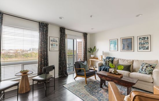 River View Condo Near Broadway