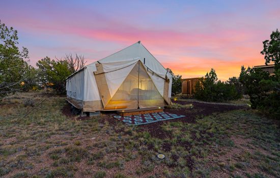 Unplug & Recharge: Cozy Off-Grid Glamping