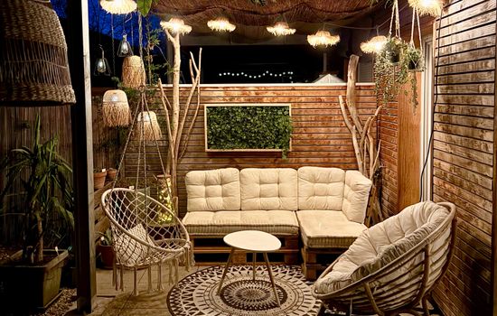 Le salon extérieur de nuit