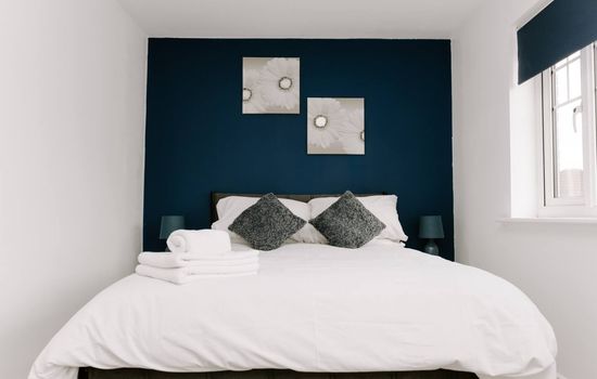 Hardwick Haven – Modern 3BR Townhouse Retreat with Free Parking