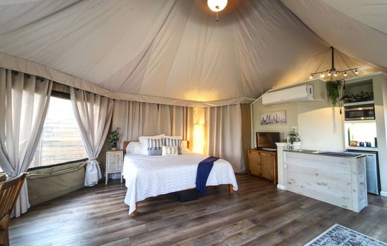 Luxury Suite 3-Safari Tent-Outdoor Whirlpool Tub