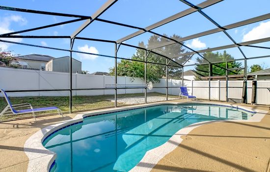 Family retreat w/ game room & pool