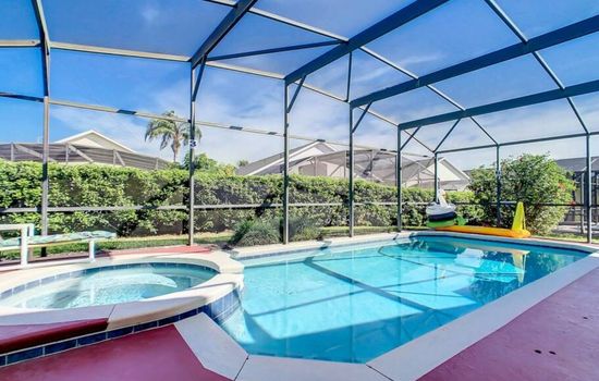 Family villa w/ pool, arcade & patio