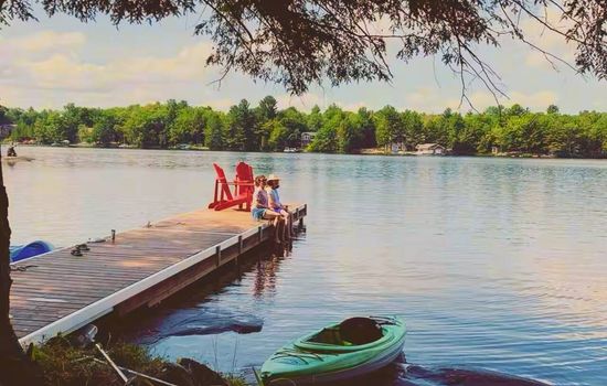 Cedar Cove Cottage | Fall Retreat w/Dock & Firepit