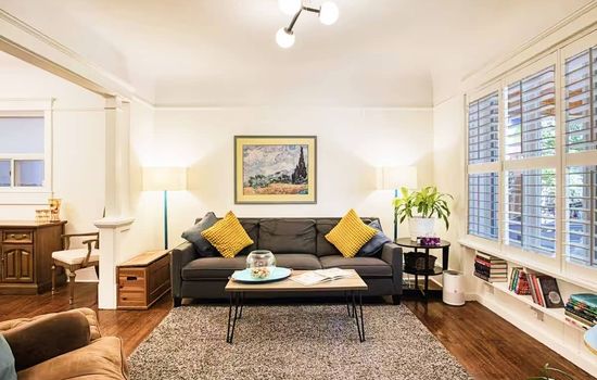 Downtown-king bed- BBQ- free parking- near ttc