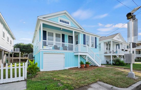 East End Cottage • 2 King Beds • Walk to Beach
