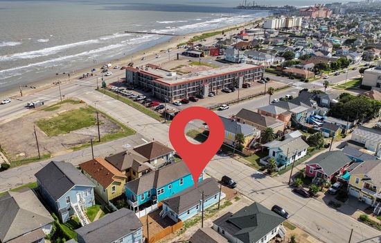 Family Beach Retreat • 1 Block to Seawall