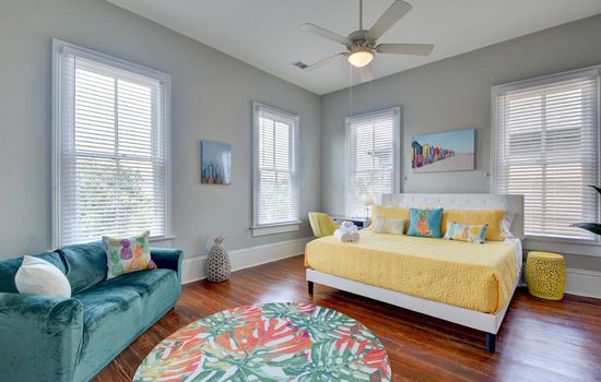 East End Apartment • King Bed • Pet-Friendly