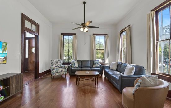 East End Apartment • 3 King Beds • Pet-Friendly