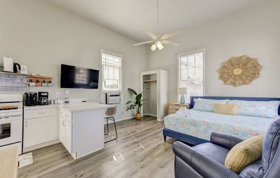 East End Studio • King Bed • Pet-Friendly