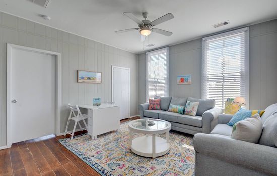 East End Apartment • King Bed • Pet-Friendly