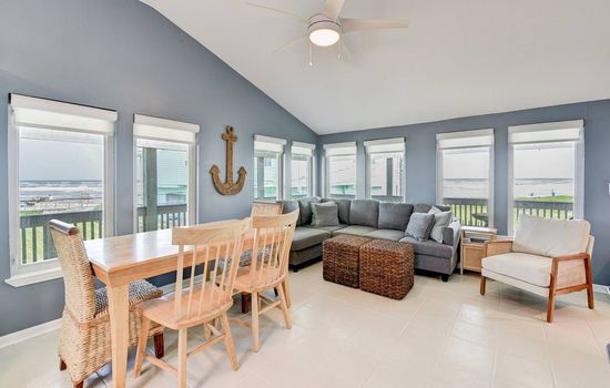 Beachfront Escape • Deck, Views & 2 Kings