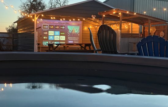 Movie nights from the hot tub under the Texas sky 🎬✨